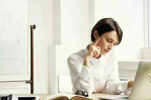 mujer de negocios a el escritorio documentos profesional trabajo estudio estilo de vida foto