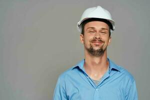 hombre en construcción uniforme profesional ingeniero trabajando foto