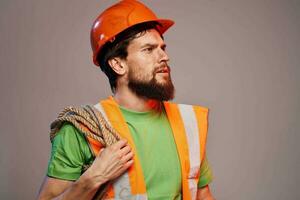 barbado hombre en un construcción firma naranja pintar industria foto