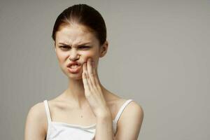 descontento mujer odontología dental dolor de cerca estudio tratamiento foto