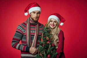 hombre y mujer en nuevo años ropa divertido Navidad árbol decoración retrato foto