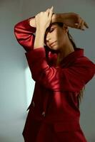 atractivo mujer en rojo chaqueta de sport Moda brillante productos cosméticos foto