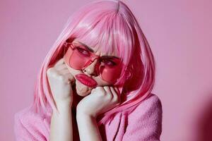 belleza Moda mujer brillante maquillaje rosado pelo glamour elegante lentes monocromo Disparo inalterado foto