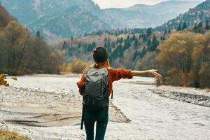 mujer caminante montañas paisaje otoño río Fresco aire foto