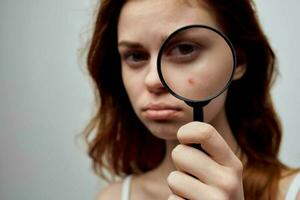 bonito mujer con un espinilla en el cara cosmetología estudio foto