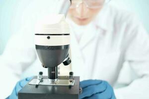 mujer laboratorio asistente microscopio Ciencias profesional análisis biotecnología foto
