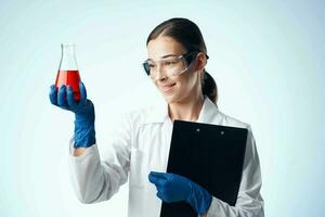 hembra laboratorio asistente biotecnología químico solución profesionales foto