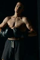 chico con boxeo guantes bombeado arriba torso carrocero aptitud atleta foto