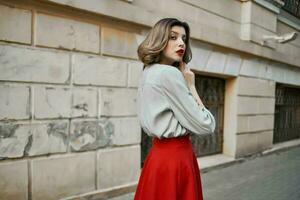 mujer al aire libre en rojo falda al aire libre estilo de vida foto