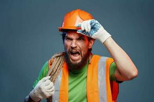 hombre en trabajo uniforme naranja pintar cuerda en manos difícil trabajo recortado ver foto