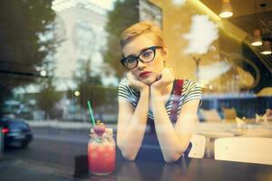 bonito mujer con corto pelo en un restaurante cóctel vacaciones foto