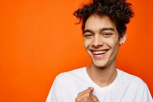 alegre hombre Rizado pelo blanco camiseta Moda moderno estilo foto