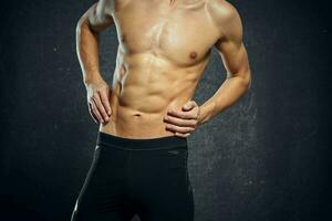 atlético hombre con bombeado arriba abdominales rutina de ejercicio motivación posando foto