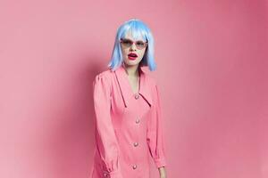 de moda mujer en Gafas de sol usa un azul peluca maquillaje rosado antecedentes foto