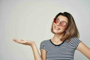 mujer vistiendo Gafas de sol rojo falda Moda verano posando foto