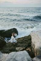 mujer en blanco vestir rocas naturaleza paisaje Oceano viaje foto