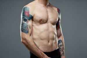 bombeado arriba desnudo torso hombres tatuajes de cerca ejercicio foto