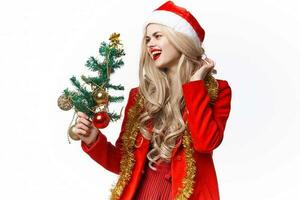 bonito mujer en Papa Noel disfraz Navidad árbol con juguetes decoración Moda foto