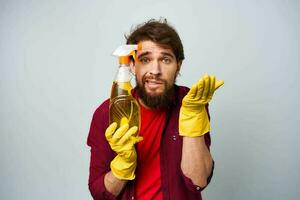 hombre en amarillo guantes detergente limpieza profesional recortado ver foto