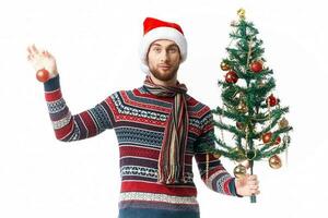 hermoso hombre en nuevo años ropa decoración Navidad estudio posando foto