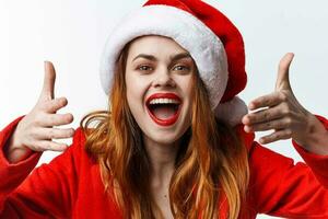 mujer en Papa Noel disfraz fiesta Navidad emoción posando foto