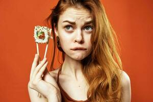 mujer con palillos bocadillo japonés cocina mar comida foto