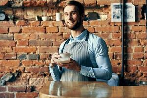 masculino camarero delantal café taza profesional barista trabajo foto