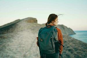 mujer caminante rocoso montañas paisaje puesta de sol libertad foto