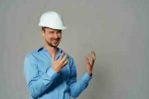 emocional hombre en construcción casco ingeniero trabajo industria foto