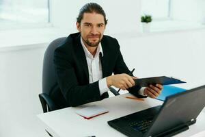 hombre emociones trabajo oficina escritorio tecnología foto