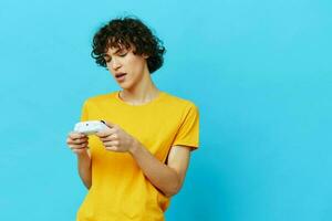 chico amarillo camiseta con palanca de mando vídeo juegos aislado antecedentes foto