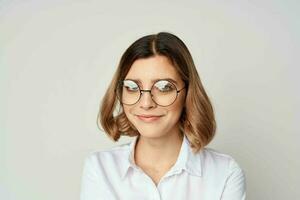 emocional negocio mujer en blanco camisa redondo lentes cerca arriba foto