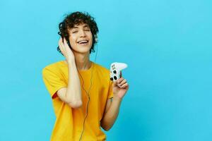 Rizado chico obras de teatro con palanca de mando en amarillo camisetas tecnologías foto