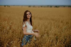 Pelirrojo mujer en el campo agricultura naturaleza libertad inalterado foto