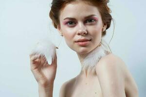 hermosa mujer con mullido gris joyería productos cosméticos glamour foto