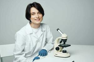 mujer científico laboratorio microscopio biotecnología foto