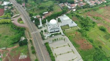 aéreo Visão do a majestoso branco grande mesquita em uma ensolarado dia. video