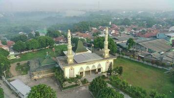 magnifique mosquée sur le côté de le route video