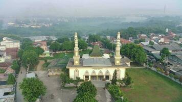 magnifique mosquée sur le côté de le route video