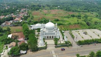 aéreo Visão do a majestoso branco grande mesquita em uma ensolarado dia. video