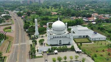 aérien vue de le majestueux blanc grandiose mosquée sur une ensoleillé journée. video