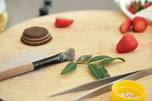 Pastelería del chef paleta tablero para final decoración de de pasteles, pasteles y postres pastel haciendo proceso, selectivo atención foto