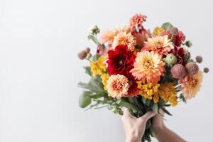 hembra mano sostiene hermosa ramo de flores de dalias y crisantemos madres día, fiesta decoración, flor entrega concepto. generativo ai ilustración foto