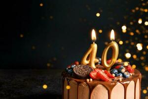 chocolate cumpleaños pastel con bayas, galletas y número cuarenta dorado velas en negro fondo, Copiar espacio foto