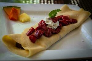 fresa crepe con chocolate relleno foto