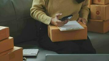 mujer de negocios puesta en marcha empresaria de pequeña empresa sme éxito. mujer independiente que trabaja en casa con entrega de paquetes en línea. concepto de entrega de pymes y embalajes video