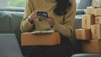 mujer de negocios puesta en marcha empresaria de pequeña empresa sme éxito. mujer independiente que trabaja en casa con entrega de paquetes en línea. concepto de entrega de pymes y embalajes video