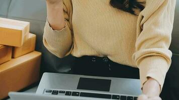 startup piccola impresa imprenditore di freelance donna asiatica che usa un laptop con scatola allegro successo donna asiatica la sua mano alza la scatola di imballaggio di marketing online e consegna sme idea concept video