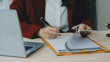 rättvisa och lag koncept.manlig domare i en rättssal med klubban, arbetar med, dator och dockningstangentbord, glasögon, på bordet i morgonljus video