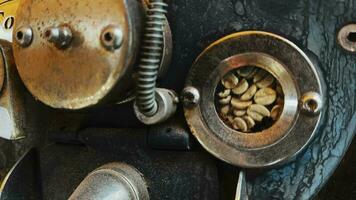 frisch aromatisch Kaffee Bohnen im Braten Maschine video